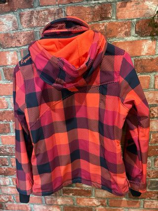 Cazadora cortavientos a cuadros nueva, costo 110 e