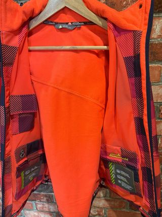 Cazadora cortavientos a cuadros nueva, costo 110 e