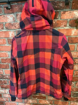 Cazadora cortavientos a cuadros nueva, costo 110 e