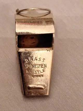 Antiguo silbato de latón Taiwán