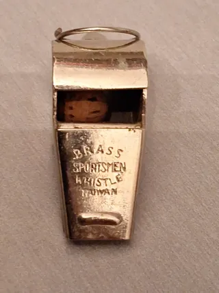 Antiguo silbato de latón Taiwán