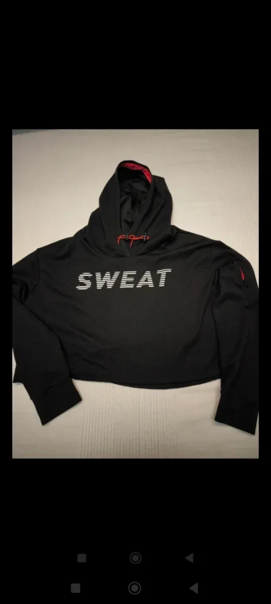 Sudadera corta con capucha negra