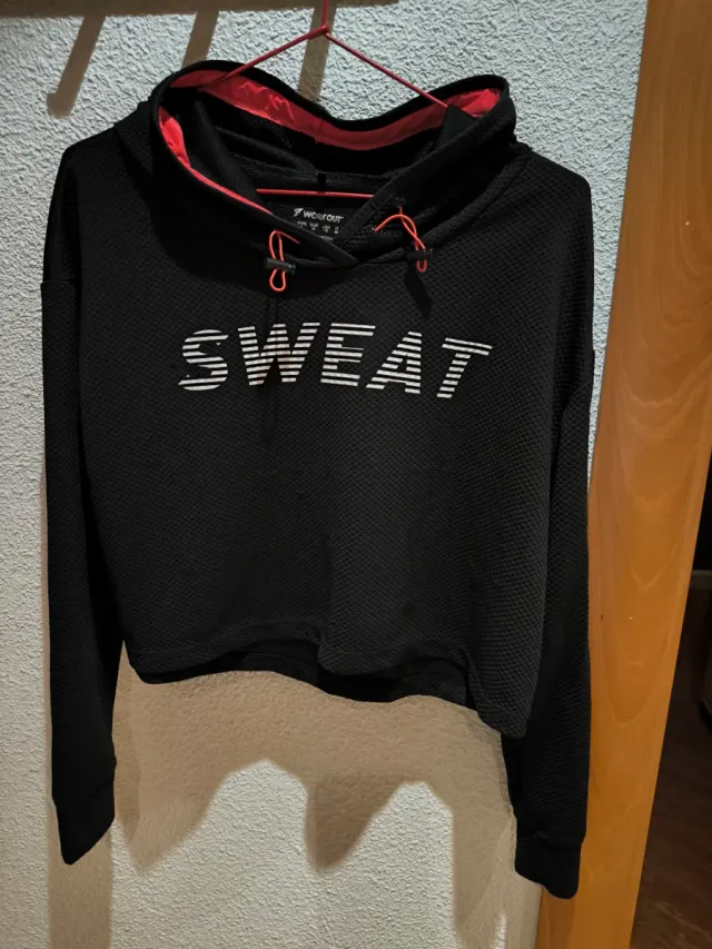 Sudadera corta con capucha negra