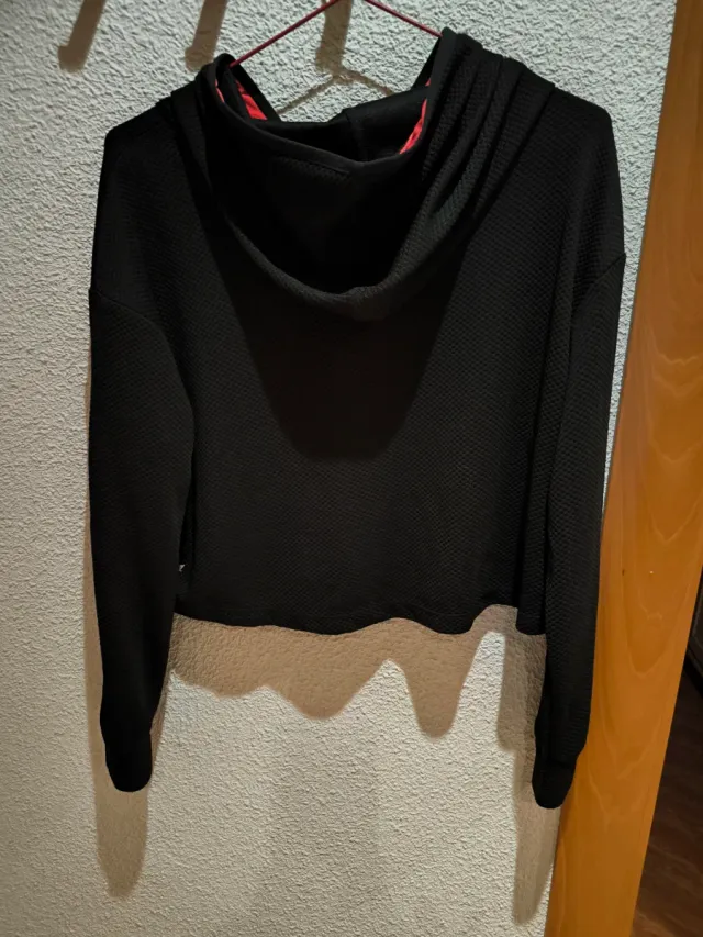 Sudadera corta con capucha negra