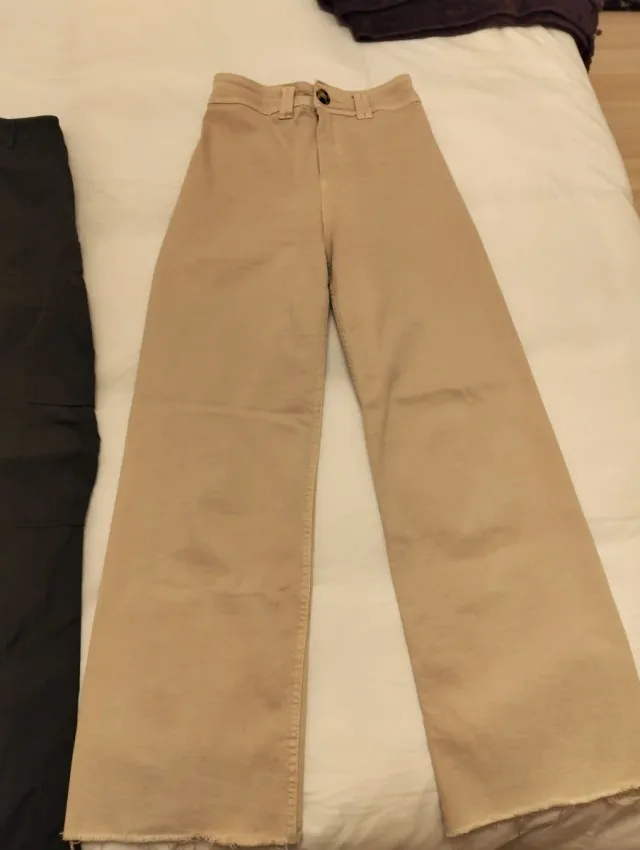 Pantalones beige y negros para chica