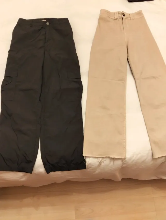 Pantalones beige y negros para chica