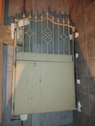 Puerta de entrada de metal