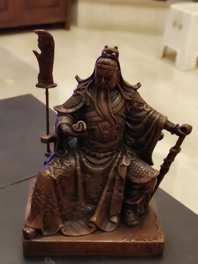 Scultura in bronzo del guerriero Guangong antico