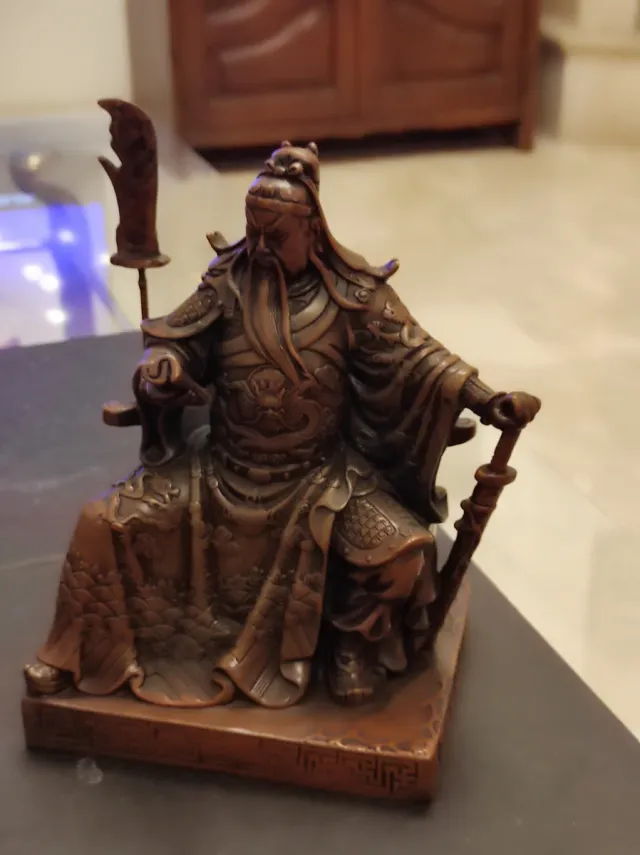 Scultura in bronzo del guerriero Guangong antico