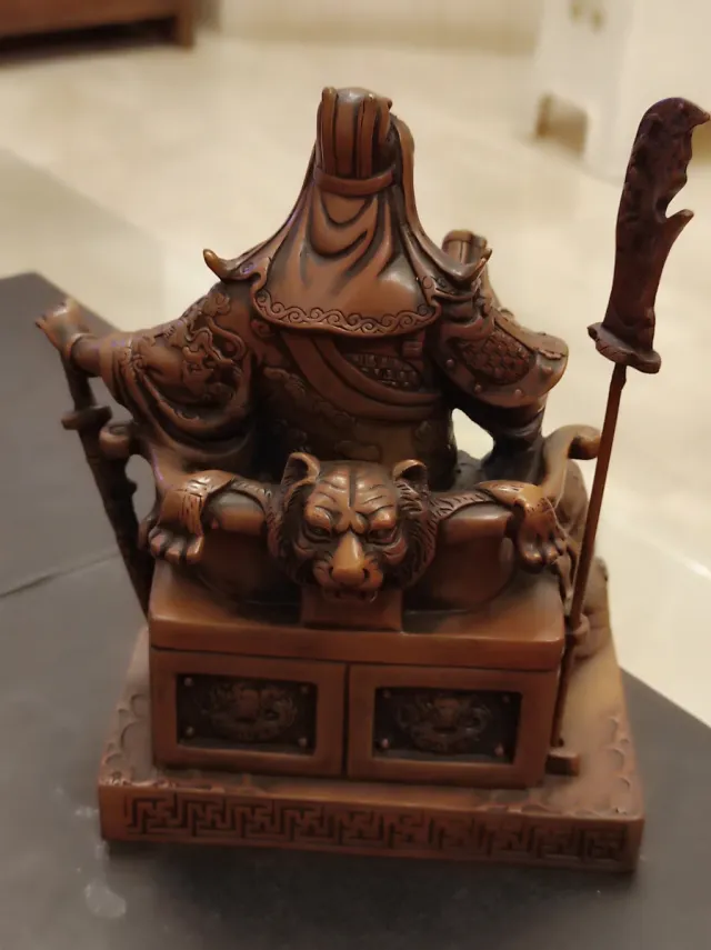 Scultura in bronzo del guerriero Guangong antico