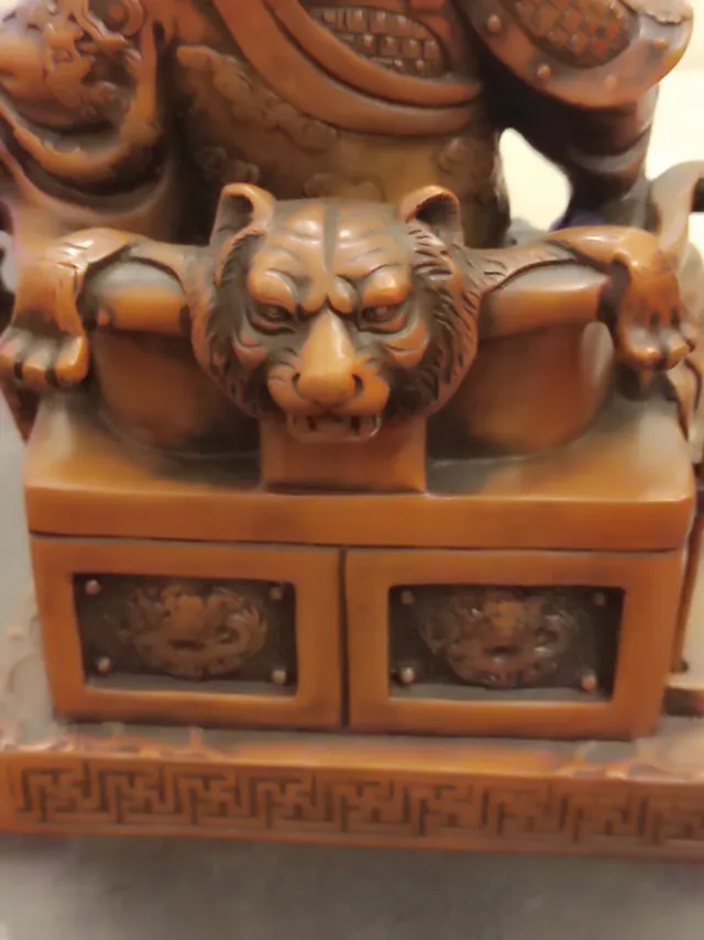 Scultura in bronzo del guerriero Guangong antico