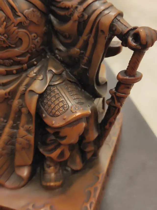 Scultura in bronzo del guerriero Guangong antico