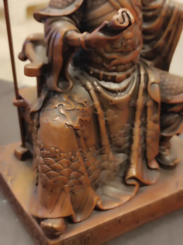 Scultura in bronzo del guerriero Guangong antico