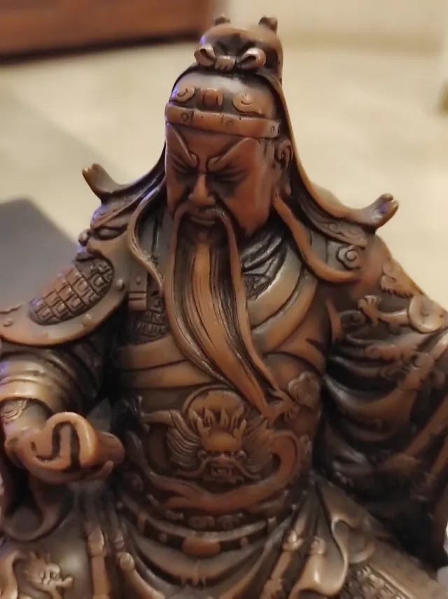 Scultura in bronzo del guerriero Guangong antico