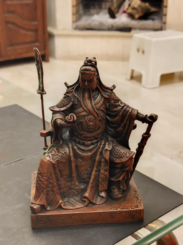 Scultura in bronzo del guerriero Guangong antico