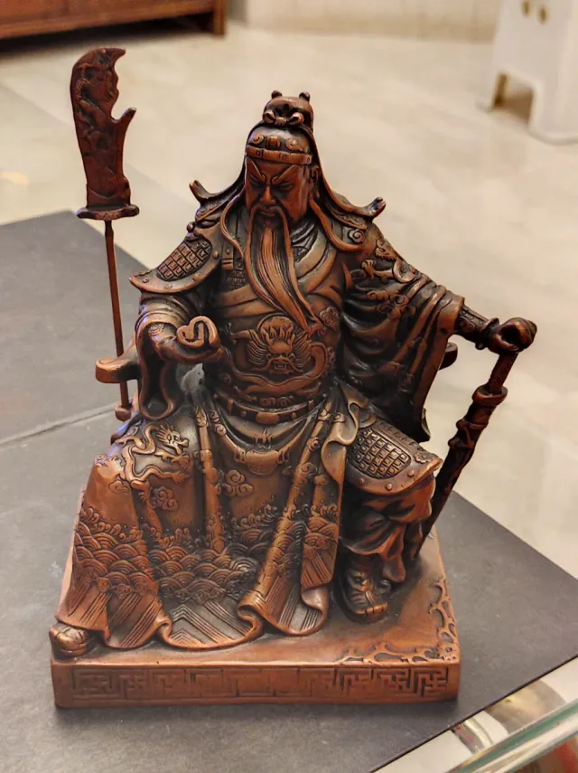 Scultura in bronzo del guerriero Guangong antico
