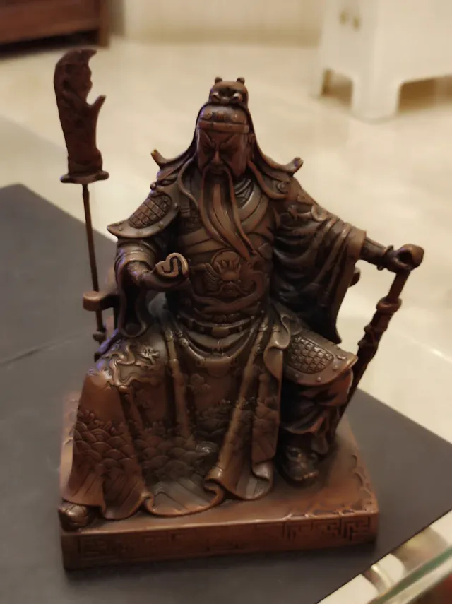 Scultura in bronzo del guerriero Guangong antico