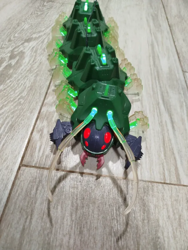 Ciempiés teledirigido verde