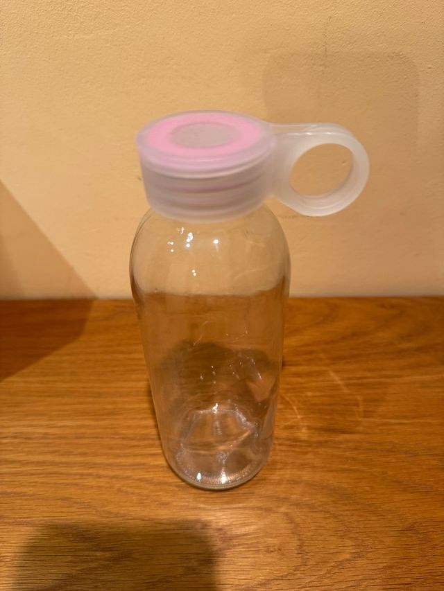 Botella de cristal con tapa rosa