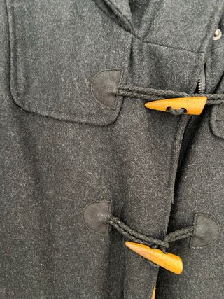 Abrigo con capucha y botones de madera