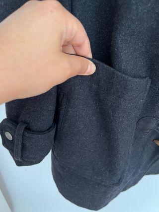 Abrigo con capucha y botones de madera