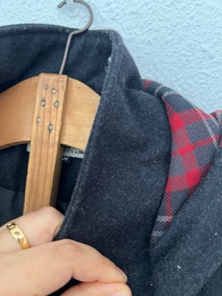 Abrigo con capucha y botones de madera