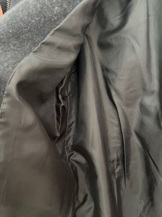 Abrigo con capucha y botones de madera