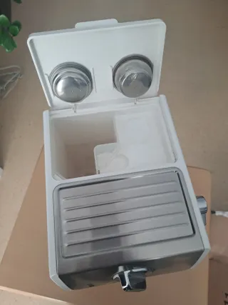 Cafetera DeLonghi espresso planca y plata