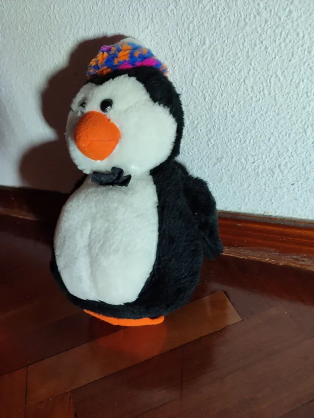 Peluche Pingüino con Gorro y Pajarita