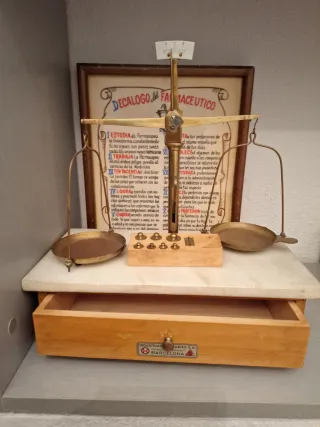 Balanza farmacéutica y cuadro Decálogo