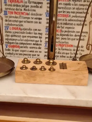 Balanza farmacéutica y cuadro Decálogo