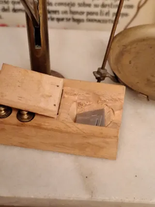 Balanza farmacéutica y cuadro Decálogo