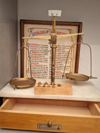 Balanza farmacéutica y cuadro Decálogo