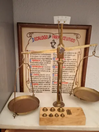 Balanza farmacéutica y cuadro Decálogo