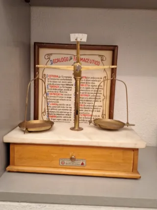 Balanza farmacéutica y cuadro Decálogo