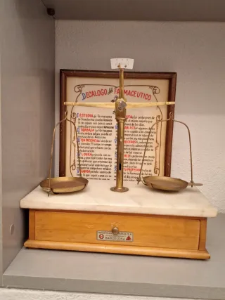 Balanza farmacéutica y cuadro Decálogo