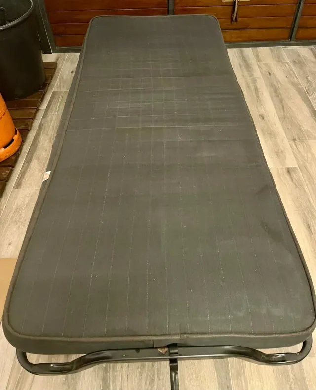 Cama plegable metal y madera