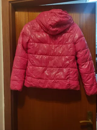 Chaqueta rosa acolchada con capucha