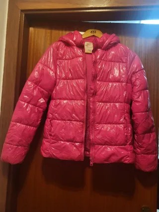 Chaqueta rosa acolchada con capucha