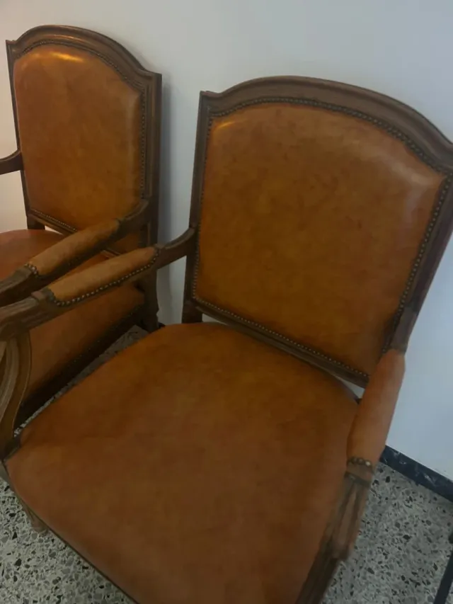 Par de Sillones vintage cuero auténtico
y madera