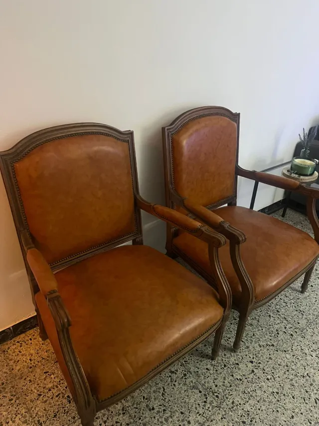 Par de Sillones vintage cuero auténtico
y madera