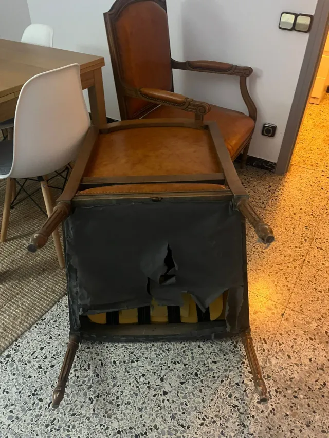 Par de Sillones vintage cuero auténtico
y madera