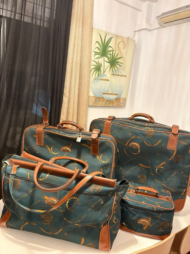 Maletas de viaje verdes con detalles marrones