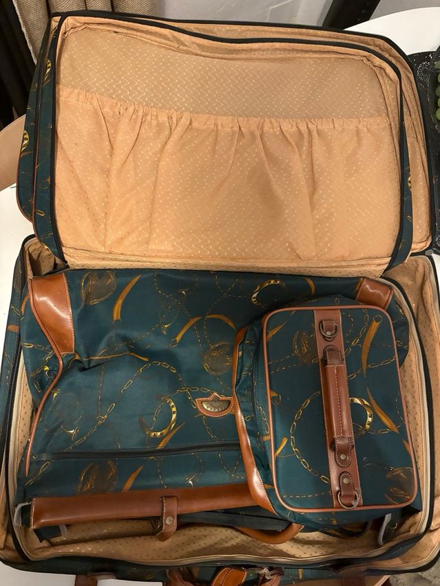 Maletas de viaje verdes con detalles marrones