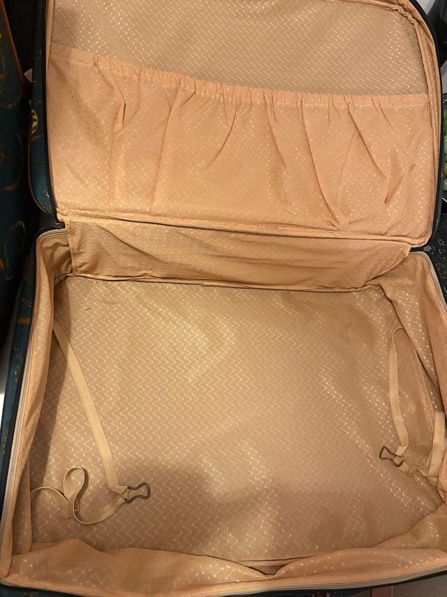 Maletas de viaje verdes con detalles marrones