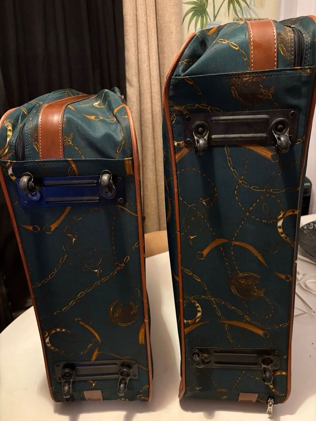 Maletas de viaje verdes con detalles marrones