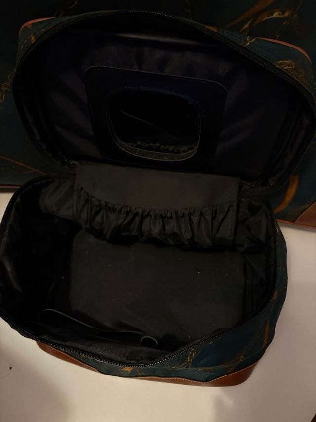 Maletas de viaje verdes con detalles marrones