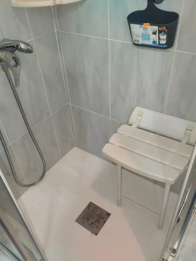 Asiento Ducha Plegable Blanco y Plateado