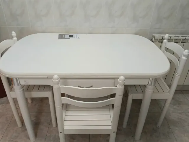Mesa de cocina blanca con 3 sillas