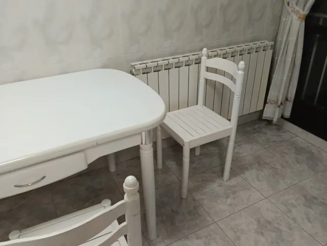 Mesa de cocina blanca con 3 sillas